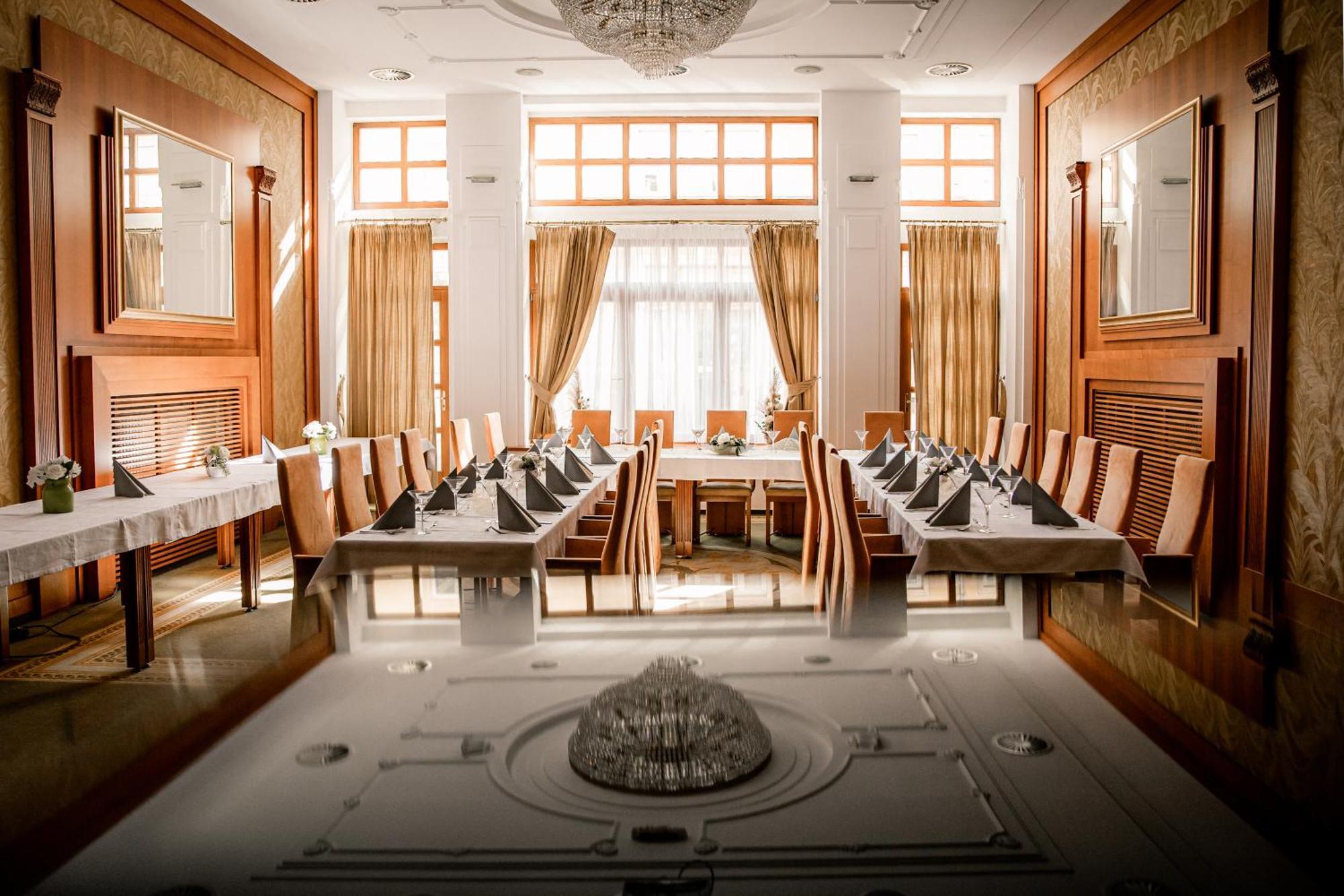 Hotel Iberia โอปาวา ภายนอก รูปภาพ