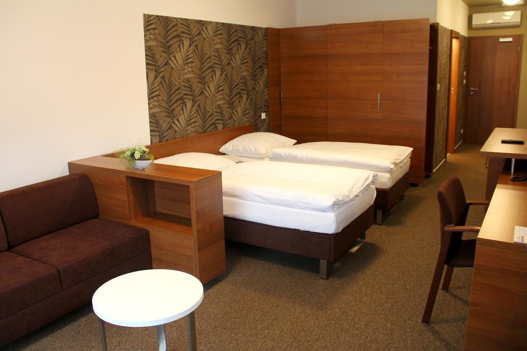 Hotel Iberia โอปาวา ภายนอก รูปภาพ