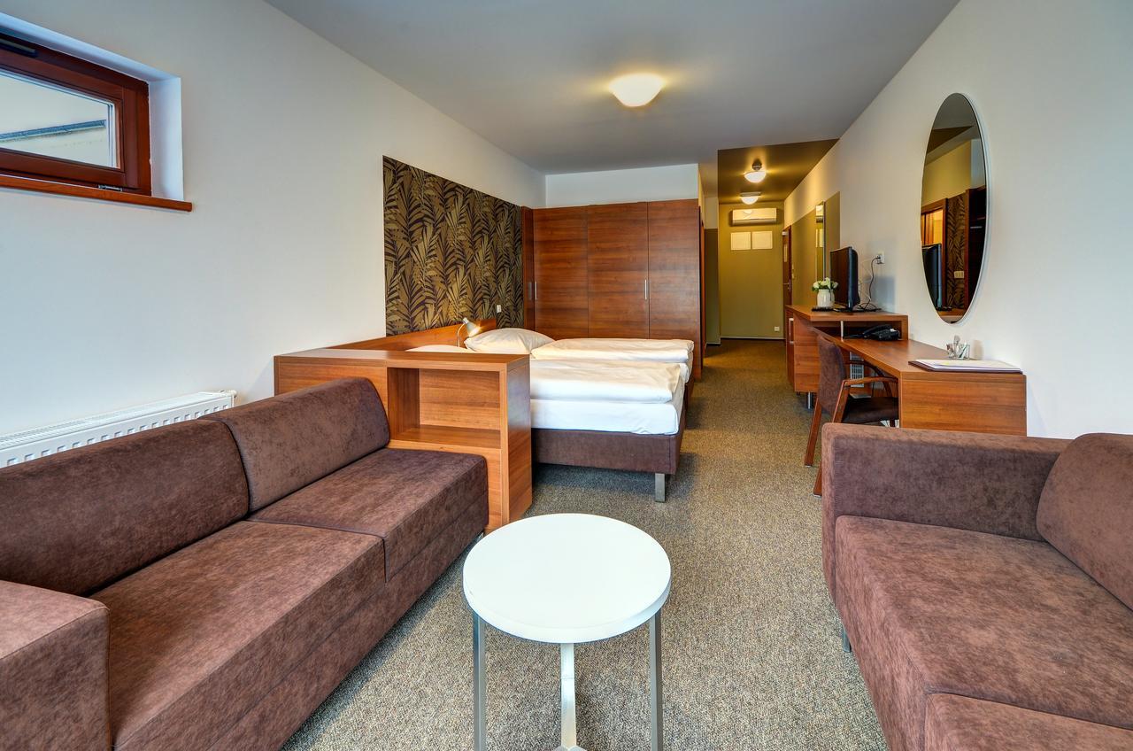 Hotel Iberia โอปาวา ภายนอก รูปภาพ
