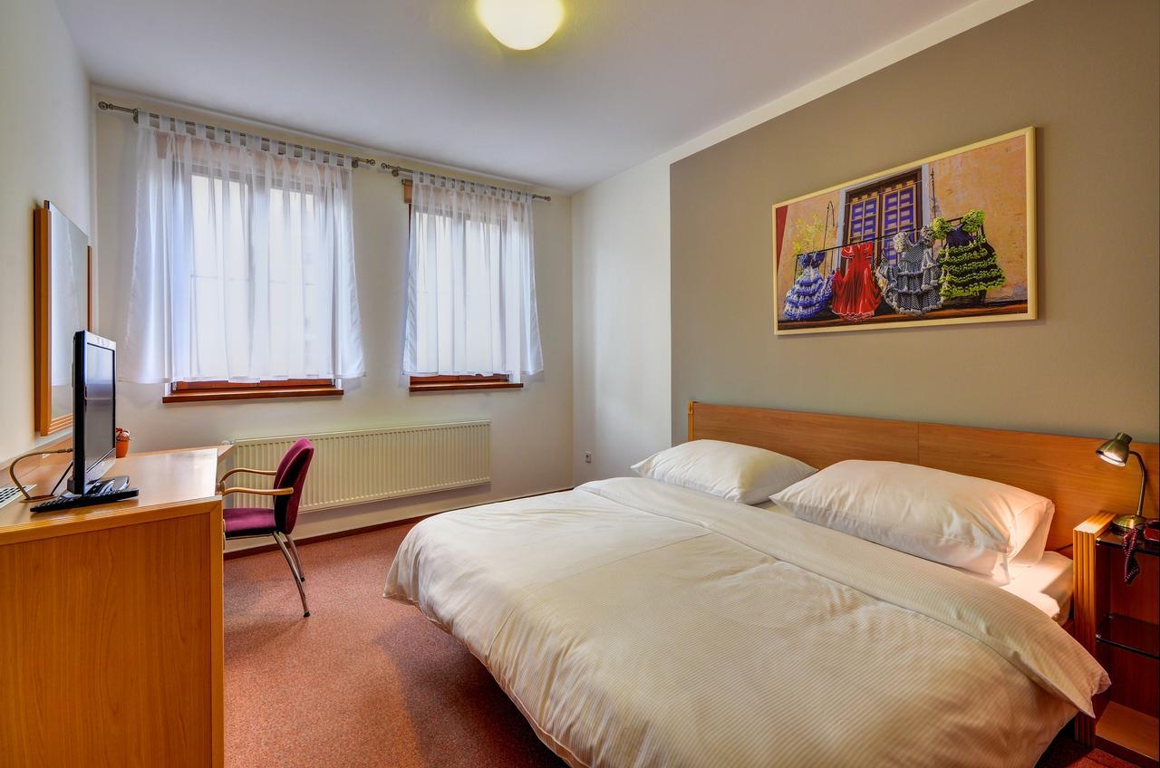 Hotel Iberia โอปาวา ภายนอก รูปภาพ