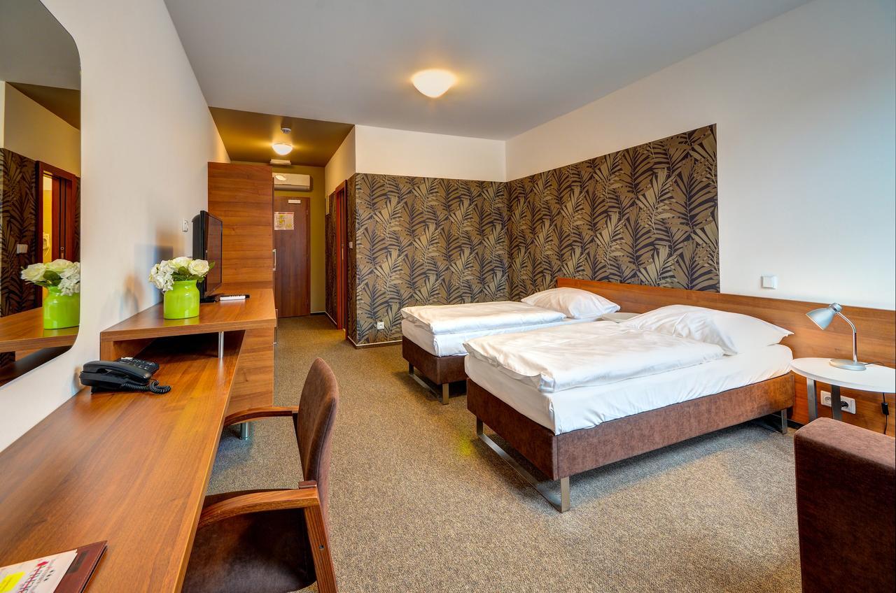 Hotel Iberia โอปาวา ภายนอก รูปภาพ